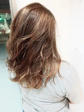 セミロング カラー パーマ 白髪ぼかしハイライト 柳川拓哉のヘアスタイル