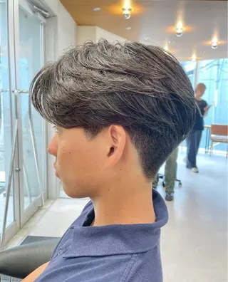 メンズ アイブロウ 圧倒的 毛流れ センターパートのヘアスタイル