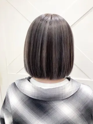 ミディアム あやかショート 白髪ぼかしのヘアスタイル