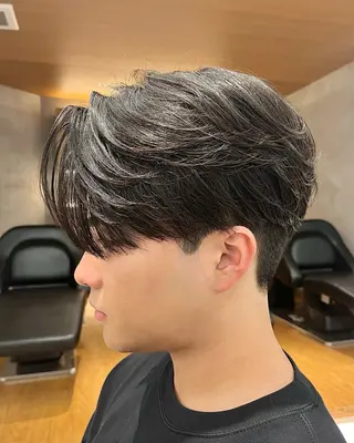 パーマ メンズ 圧倒的 毛流れ センターパートのヘアスタイル