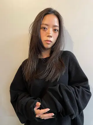 セミロング 顔まわりレイヤー デザインカットのヘアスタイル