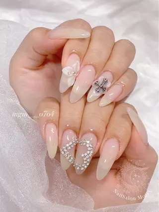 MoON...❤︎ MeGuのネイルデザイン