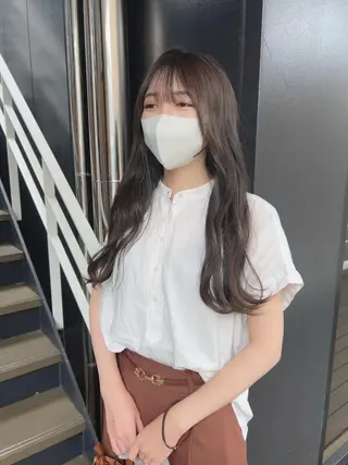 ロング 韓国🇰🇷レイヤー カットオリーブカラーのヘアスタイル