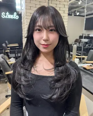 ロング カラー 🌟小顔レイヤー× 赤み消し透明感カラーのヘアスタイル