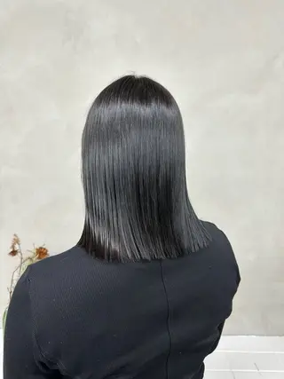 ミディアム カラー 圧倒的 毛流れ センターパートのヘアスタイル