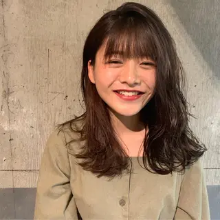 セミロング iLi 《イリ》のヘアスタイル
