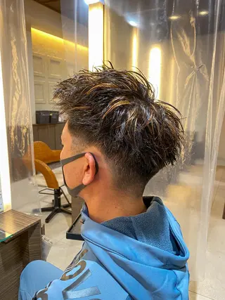 カラー メンズ スパイラル波巻き パーマ井本汰壱のヘアスタイル