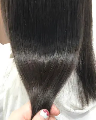 セミロング カラー 岡田まみ🍒🤍 透明感カラーのヘアスタイル