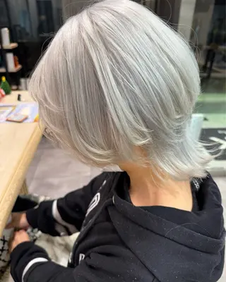 ショート カラー ヘアアレンジ ハイトーン特化🤍 浦住のヘアスタイル