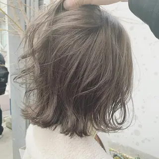 ミディアム カラー ネイル ハイトーンボブ 前田 表参道　グレージュのヘアスタイル