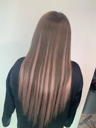 ロング Lilly 中谷友里のヘアスタイル