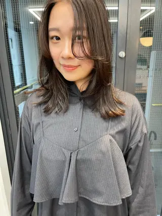 セミロング カラー 💓パーマ，💗 レイヤーカットのヘアスタイル