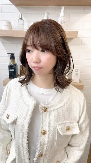 ミディアム カラー パーマ ヘアアレンジ メンズ ネイル マツエク・マツパ アイブロウ レイヤーカット／顔周 りカット/縮毛矯正のヘアスタイル