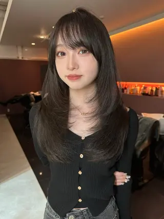 ミディアム カラー レイヤーカット 透明感カラーのヘアスタイル