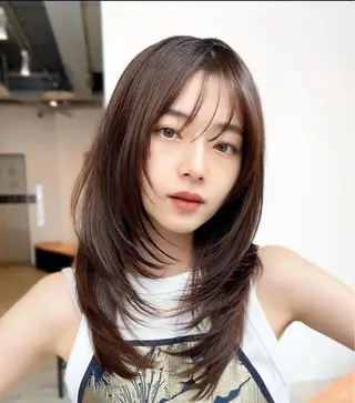 セミロング 黒染め落とし ムラ修正　ハイトーンのヘアスタイル