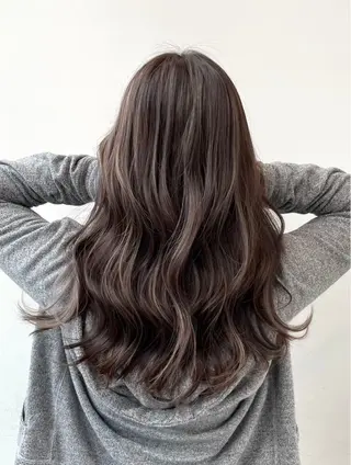 ロング カラー ✩.*Aise⟡.· 艶カラー🐈‍⬛🩶のヘアスタイル