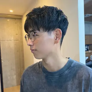 ショート メンズ センターパート/ニ ュアンスパーマのヘアスタイル