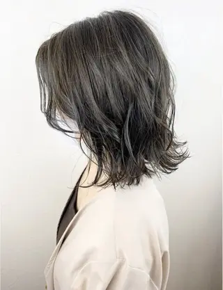 ミディアム トモタニ ミオのヘアスタイル