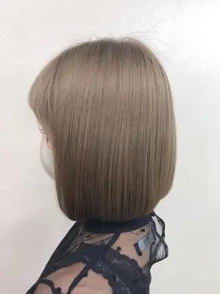 ショート カラー ミルクティーカラー イイサカシュンスケのヘアスタイル