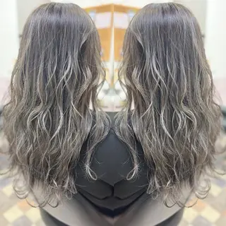 ロング 酸性ストレート／カラ ー/山下高明のヘアスタイル