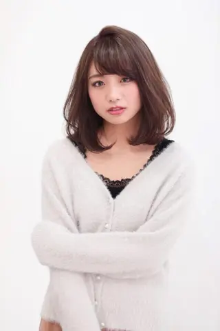ミディアム 秋野 睦実のヘアスタイル