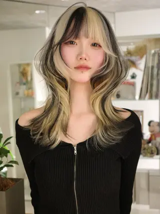 セミロング カラー イツク ⚡️ ルーツ/ハイトーンのヘアスタイル