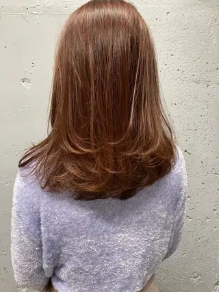 セミロング 顔まわりレイヤー デザインカットのヘアスタイル