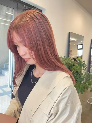 ミディアム カラー 💓パーマ，💗 レイヤーカットのヘアスタイル