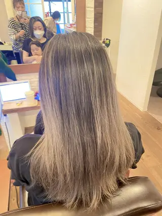 カラー 井上 歩美のヘアスタイル