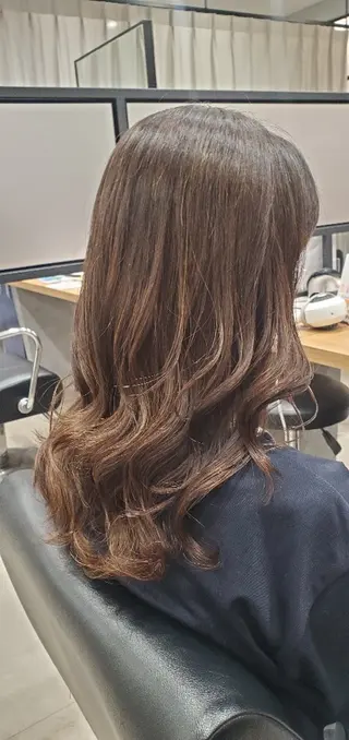 ロング カラー 儀間 真琴のヘアスタイル