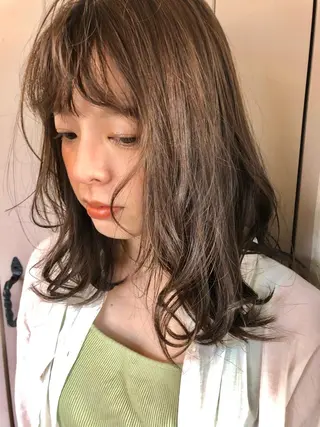 カラー 井上 歩美のヘアスタイル
