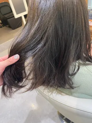 ミディアム カラー 梛木 唯のヘアスタイル