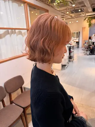 ショート ウラベヨシカ 似合わせカットカラーのヘアスタイル