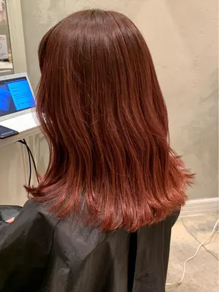 ロング SAKINO． ベージュカラーのヘアスタイル