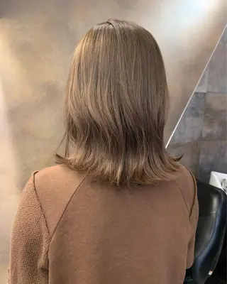 セミロング カラー SAKINO． ベージュカラーのヘアスタイル