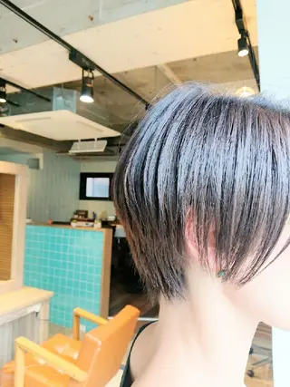ショート カラー alushe 岡 陽子のヘアスタイル