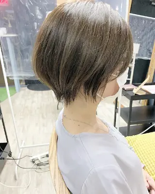 ショート カラー AnFye une qatllのヘアスタイル