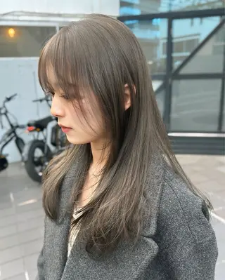 ミディアム カラー レイヤーカット 透明感カラーのヘアスタイル