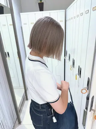 ミディアム レイヤー 艶々カラーのヘアスタイル