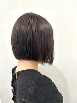 ショート カラー ぱつっとボブ/ 小野あかねのヘアスタイル