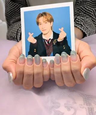 ミディアム imaichise 🧡💜推しネイルのネイルデザイン