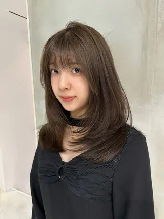 ミディアム カラー レイヤーカット 透明感カラーのヘアスタイル