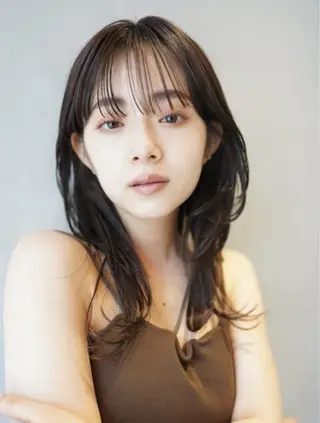 セミロング カラー 圧倒的 毛流れ センターパートのヘアスタイル