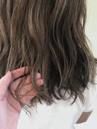 ミディアム 中川 茜里のヘアスタイル