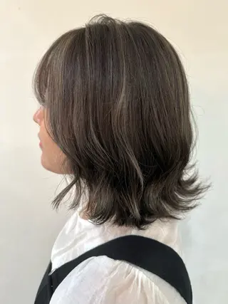 ミディアム カラー AKI 🐉のヘアスタイル