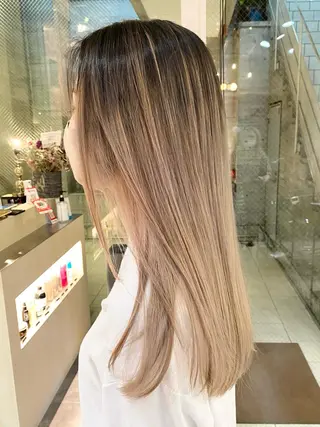 ロング 白髪ぼかし×デザイン 🕊️🫧ホウジョウのヘアスタイル