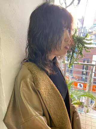 セミロング パーマ qiie/ワンカラー インナーカラーのヘアスタイル