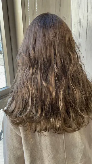 セミロング カラー ハイトーン髪質改善 家中貴典のヘアスタイル