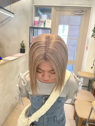 ショート カラー ミルクティー× グレージュMOMOのヘアスタイル