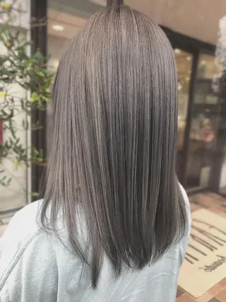 カラー セミロング earth ノノカ 柔らかベージュカラーのヘアスタイル